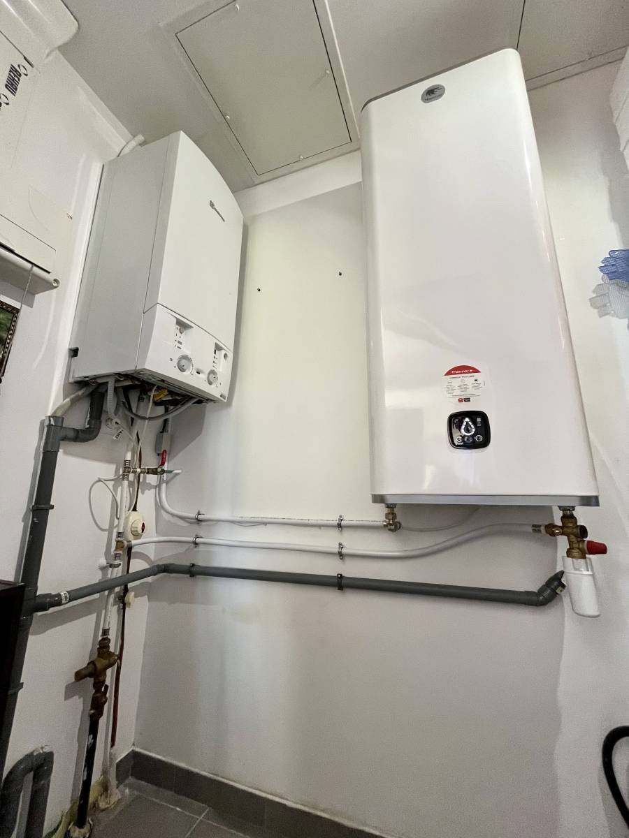 Quelle est la marque de climatiseur réversible la plus fiable entre Mitsubishi, Dakin et Hitachi à L'Isle-Jourdain 32600 ?