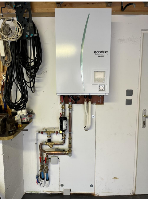 Pose d’une pompe à chaleur Mitsubishi produisant le chauffage sur plancher chauffant dans une maison sur la commune de Cornebarrieu.