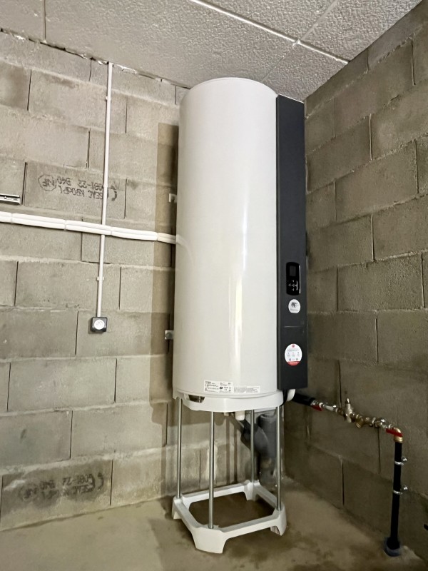 Installation d’un chauffe-eau thermodynamique Thermor Aeromax split 3 dans une maison neuve sur la commune de Gimont 32