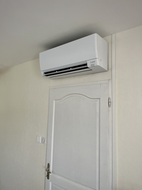 Installation d’une climatisation réversible bi-split Mitsubishi dans une maison à Preignan près de Auch