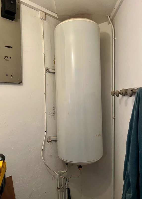 remplacement d’un chauffe-eau électrique par un chauffe-eau électrique plat Thermor dans une maison en rénovation à Mauvezin dans le Gers 