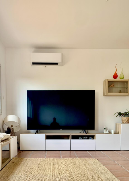 Installation d’une climatisation réversible Toshiba dans le salon d’une maison sur la commune de Brax